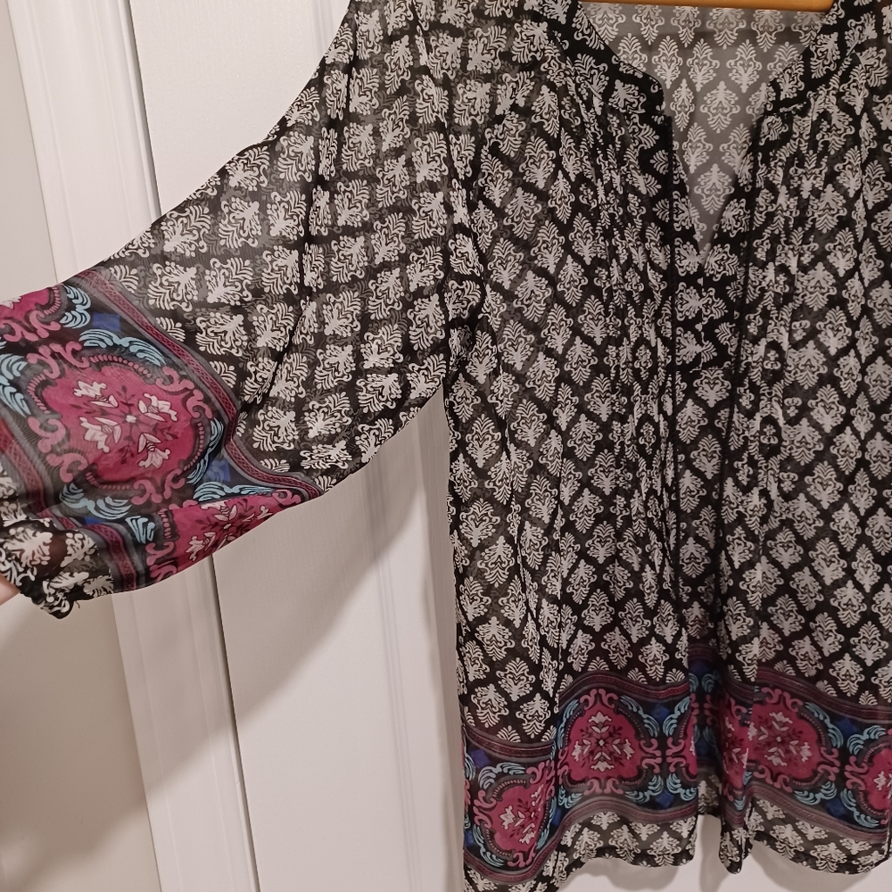 ✨️ 5 for $15 - Ricki's Black and Pink Patterned Top - Picture 4 of 9